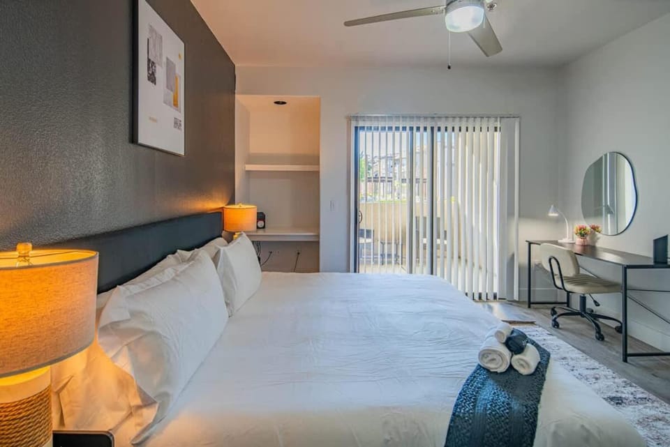Deluxe 1BD King Bed Pool, Hot Tub, Gym, Parking Apartment in Glendale