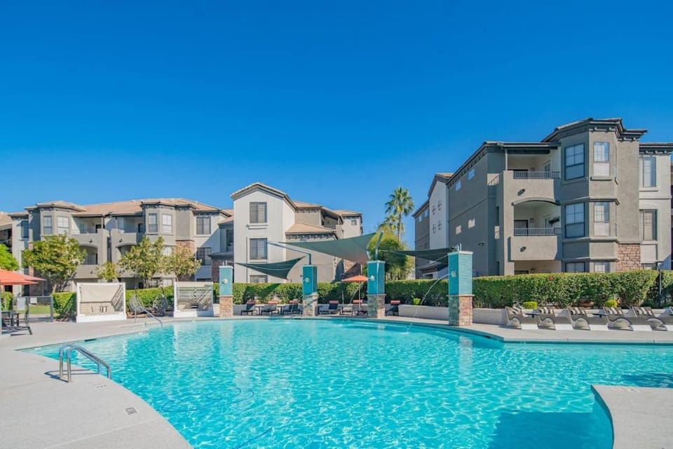 Deluxe 1BD King Bed Pool, Hot Tub, Gym, Parking Apartment in Glendale