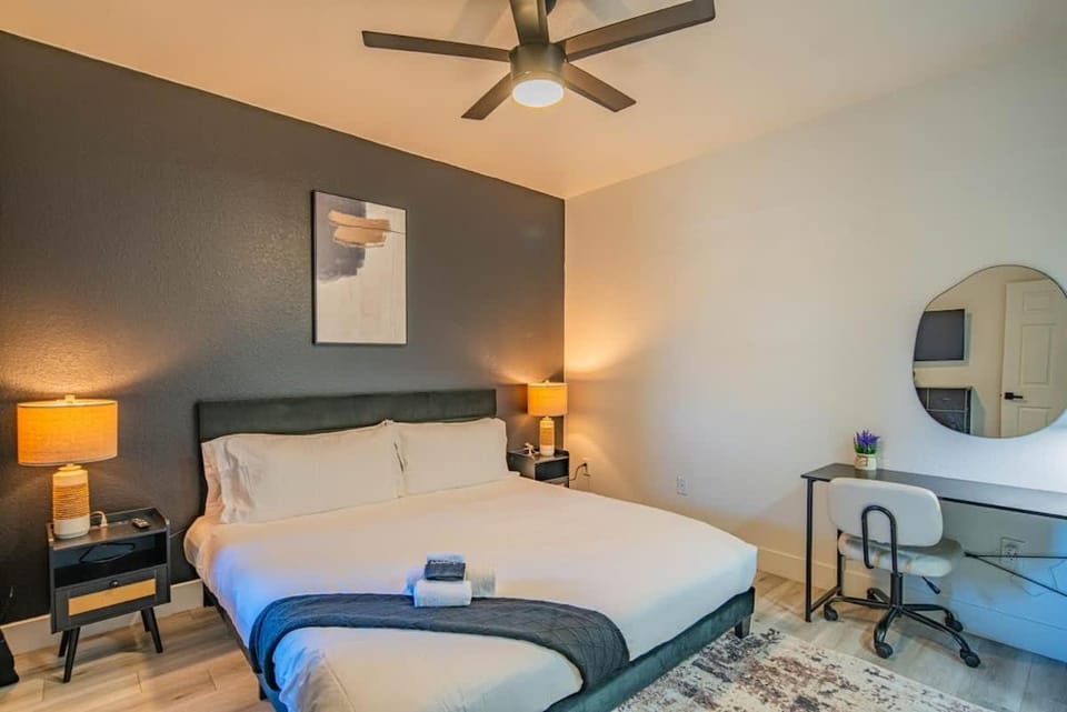 Stylish 2BD KingBed With Pool, Hot Tub, Gym, Parking Apartment in Glendale