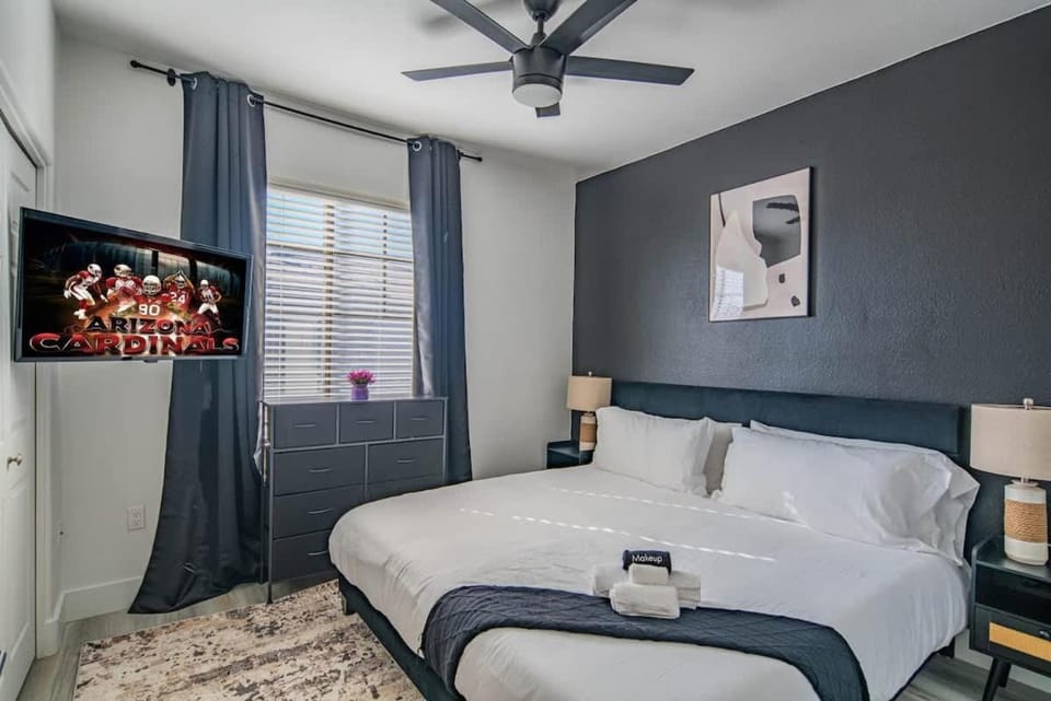 Relaxed 2BD King Bed Pool, Hot Tub, Gym, Parking Apartment in Glendale
