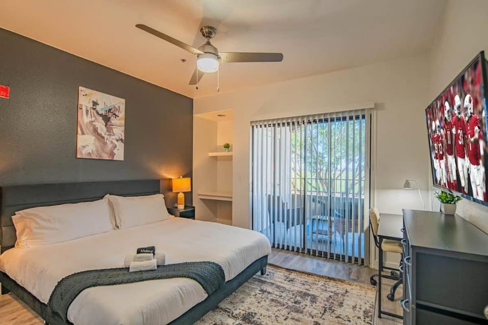 Convenient 1BD West Gate With Pool, Hot Tub, Gym, Parking Apartment in Glendale
