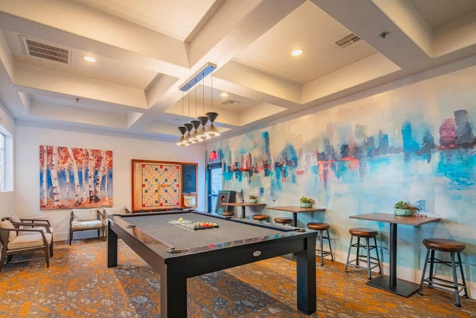 Chic 2BD King Bed with Pool, Hot Tub, Gym, Parking Apartment in Glendale