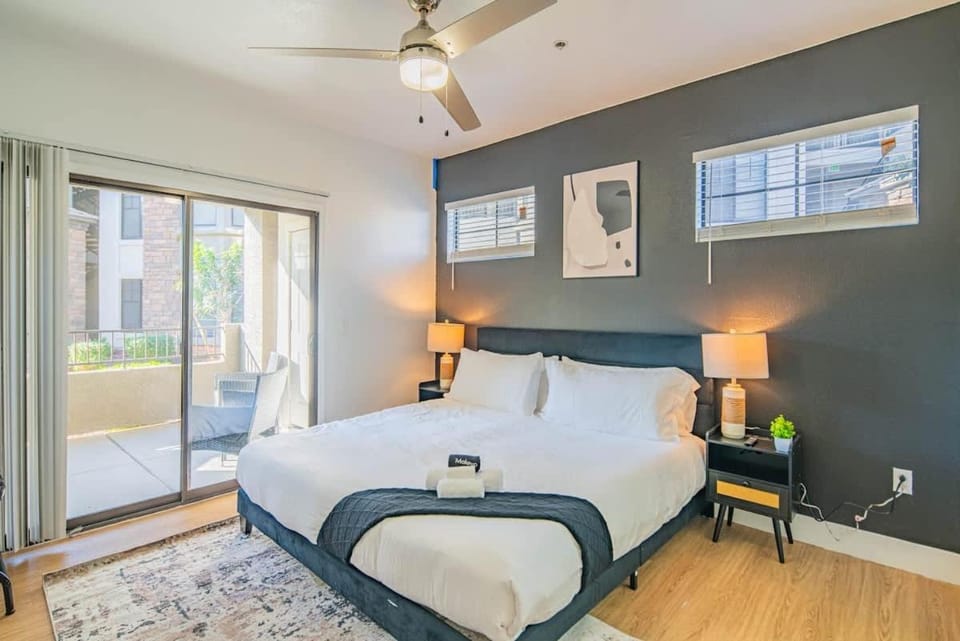 Chic 2BD King Bed with Pool, Hot Tub, Gym, Parking Apartment in Glendale