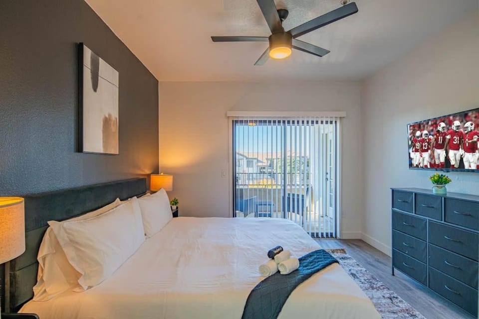 Amiable 2BD King Bed with Pool, Hot Tub, Gym, Parking Apartment in Glendale