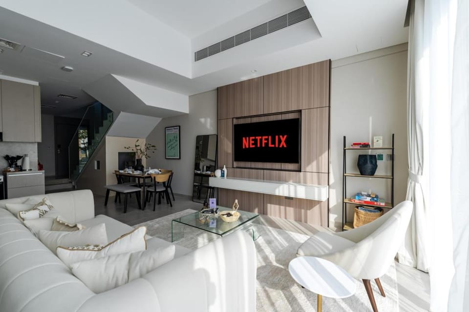 Communal lounge/ TV room, TV and multimedia, Living room, Seating area, Evening entertainment