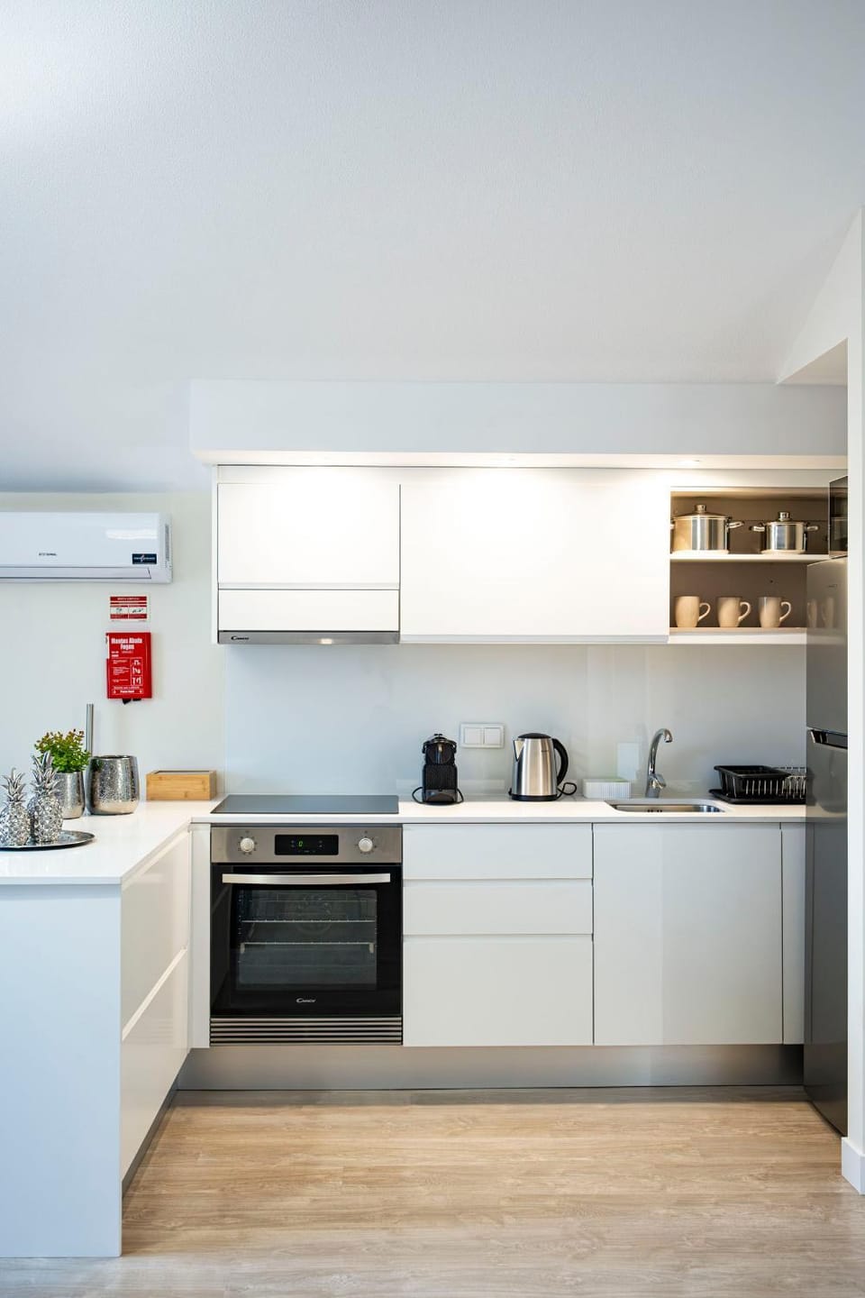 Coffee/tea facilities, Kitchen or kitchenette, stove, toaster