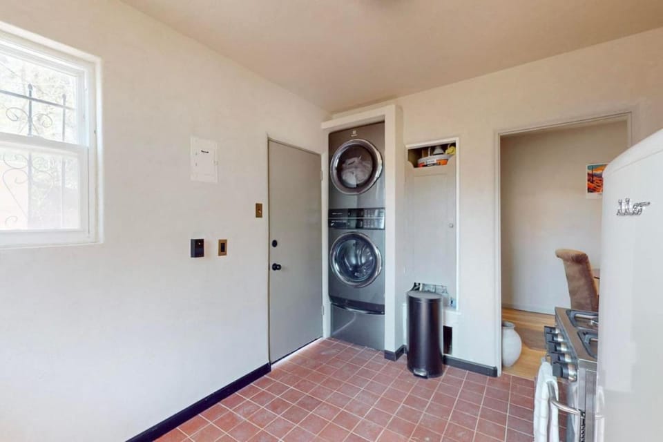 King Bed Centrally Located Apartment in Albuquerque