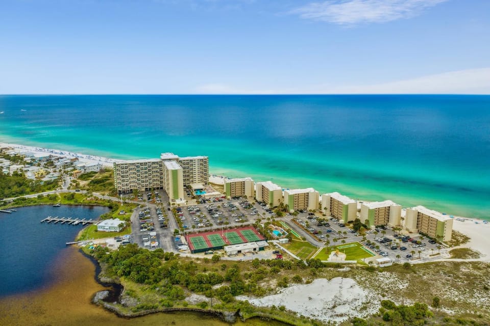 Property building, Natural landscape, Bird's eye view, Beach, Lake view, Sea view