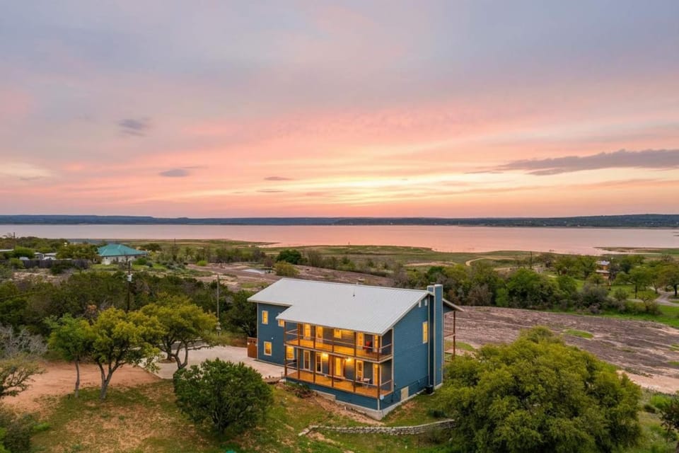 6bed 4bath 3 acres with 18i0 degree views pool firepit House in Lake Buchanan