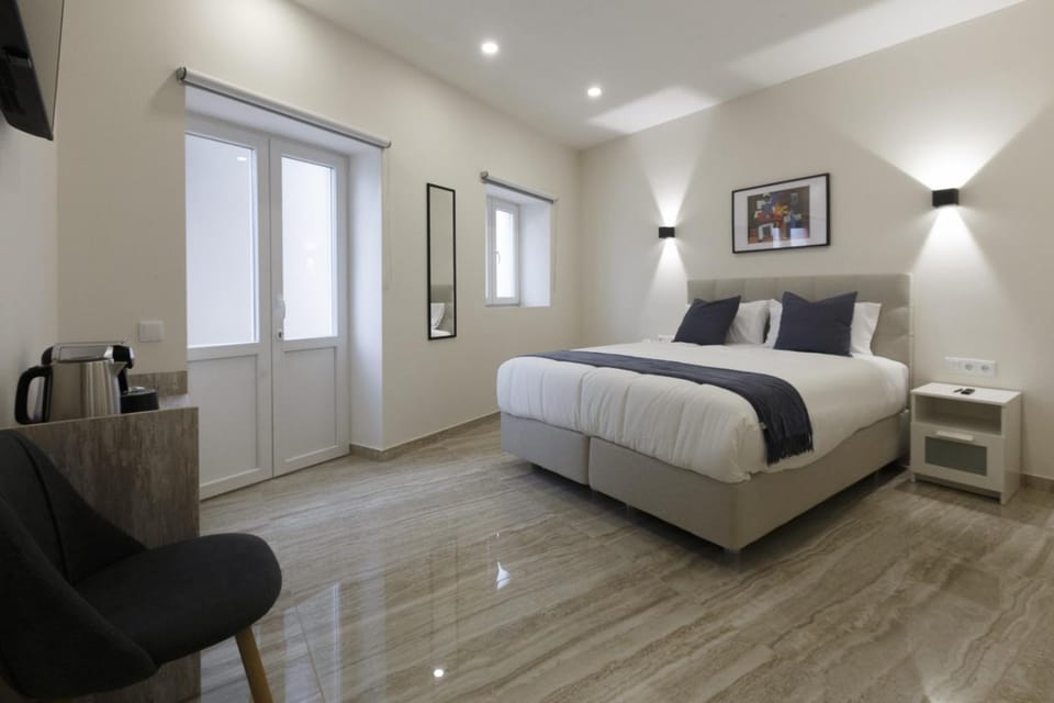 Bed, TV and multimedia, Bedroom