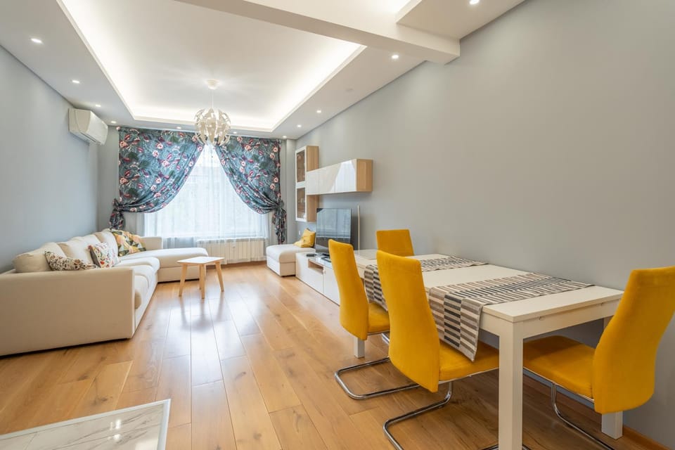 Living room, Seating area, Dining area