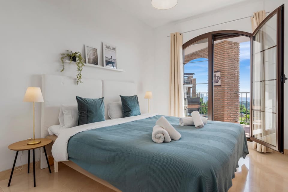 Bed, Other, Photo of the whole room, Bedroom, towels