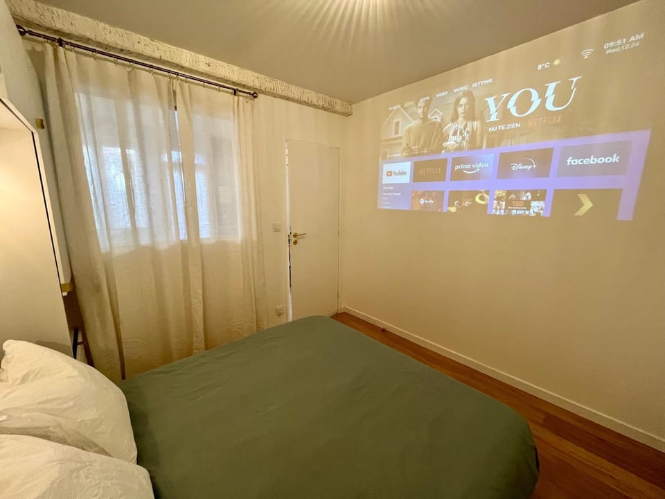 Bed, TV and multimedia, Photo of the whole room, Bedroom