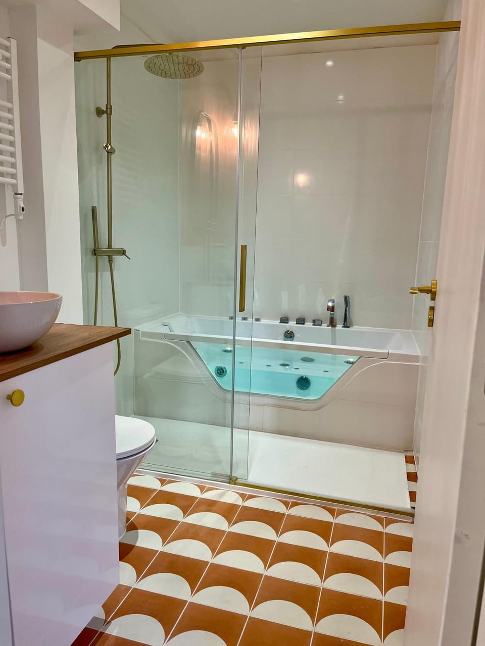 Shower, Hot Tub, Spa and wellness centre/facilities, Bath