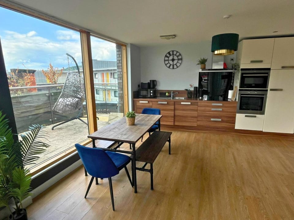 Kitchen or kitchenette, Dining area, stove