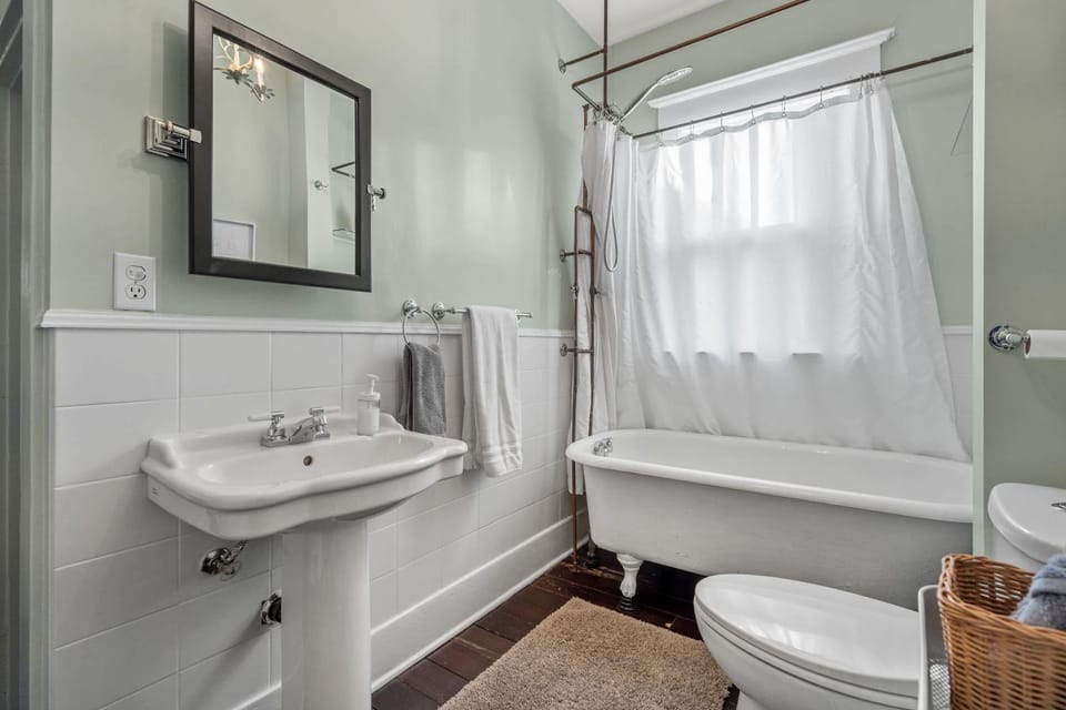 Dinos Last Post - Family Friendly 4 Bedrooms House in Drumheller