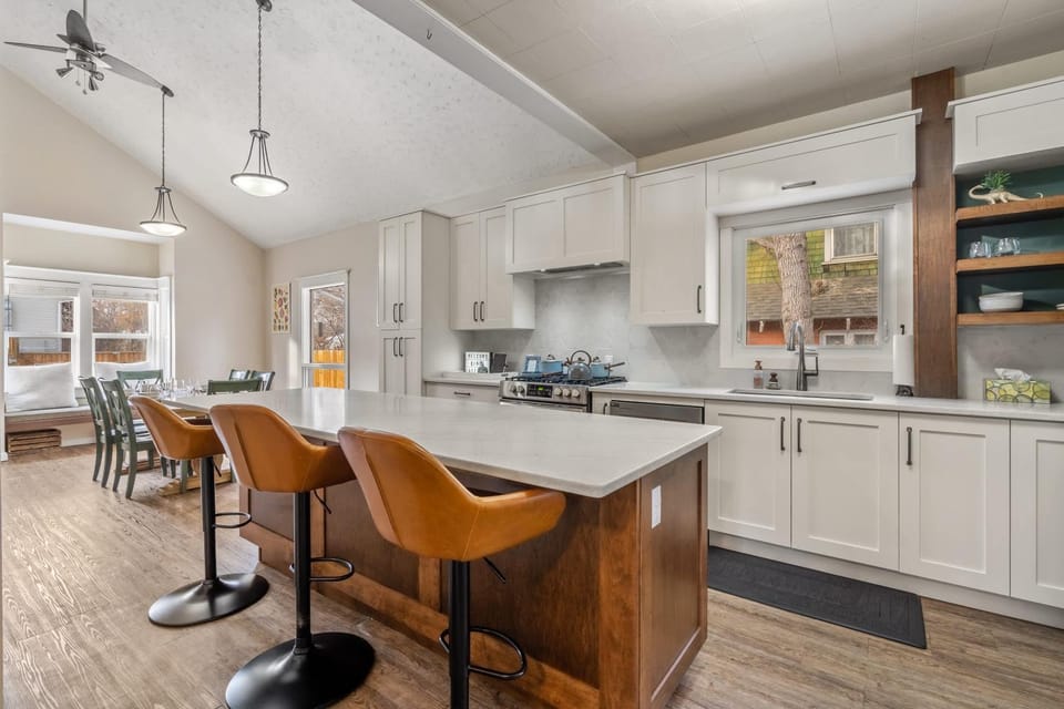 Dinos Last Post - Family Friendly 4 Bedrooms House in Drumheller