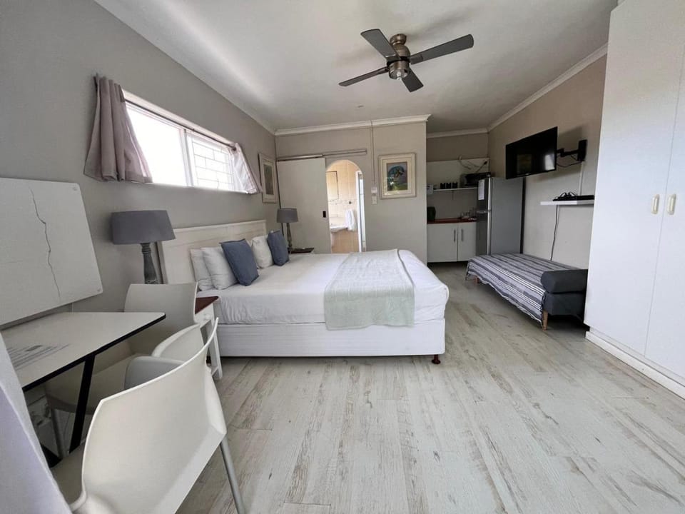 Kitchen or kitchenette, Bedroom