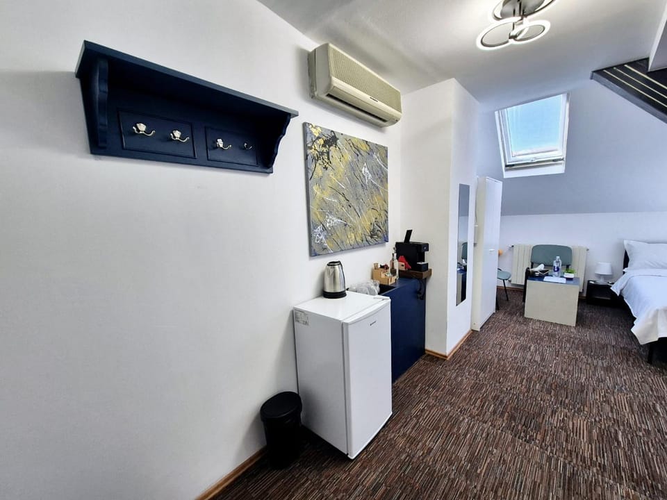 Bed, Kitchen or kitchenette, Photo of the whole room, Bedroom, minibar, air conditioner