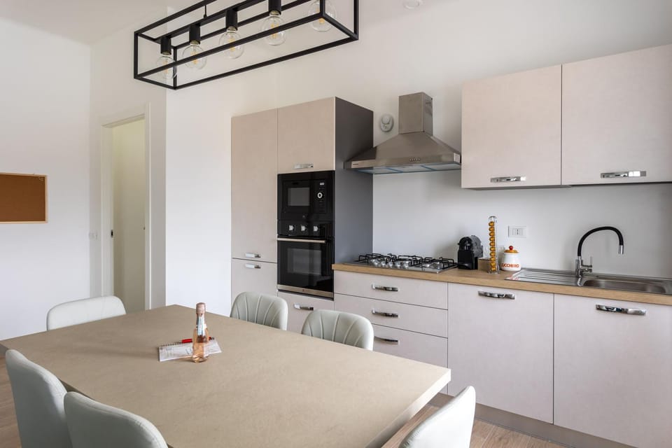 Kitchen or kitchenette, Dining area, minibar, pet friendly, stove, kitchen