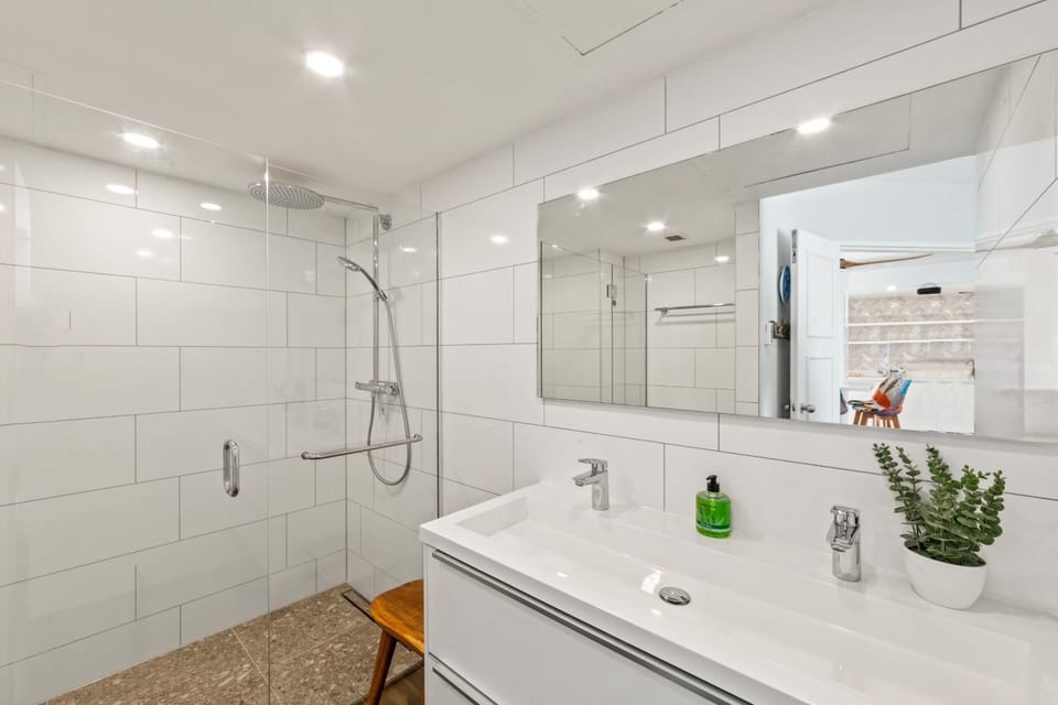 Shower, Bathroom, towels