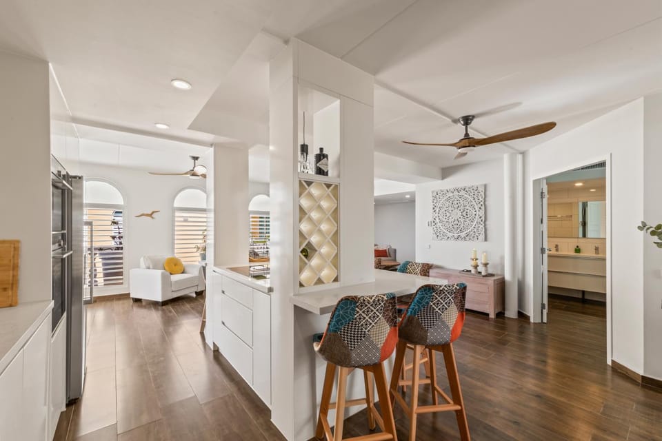 Kitchen or kitchenette, Living room, Seating area, Dining area
