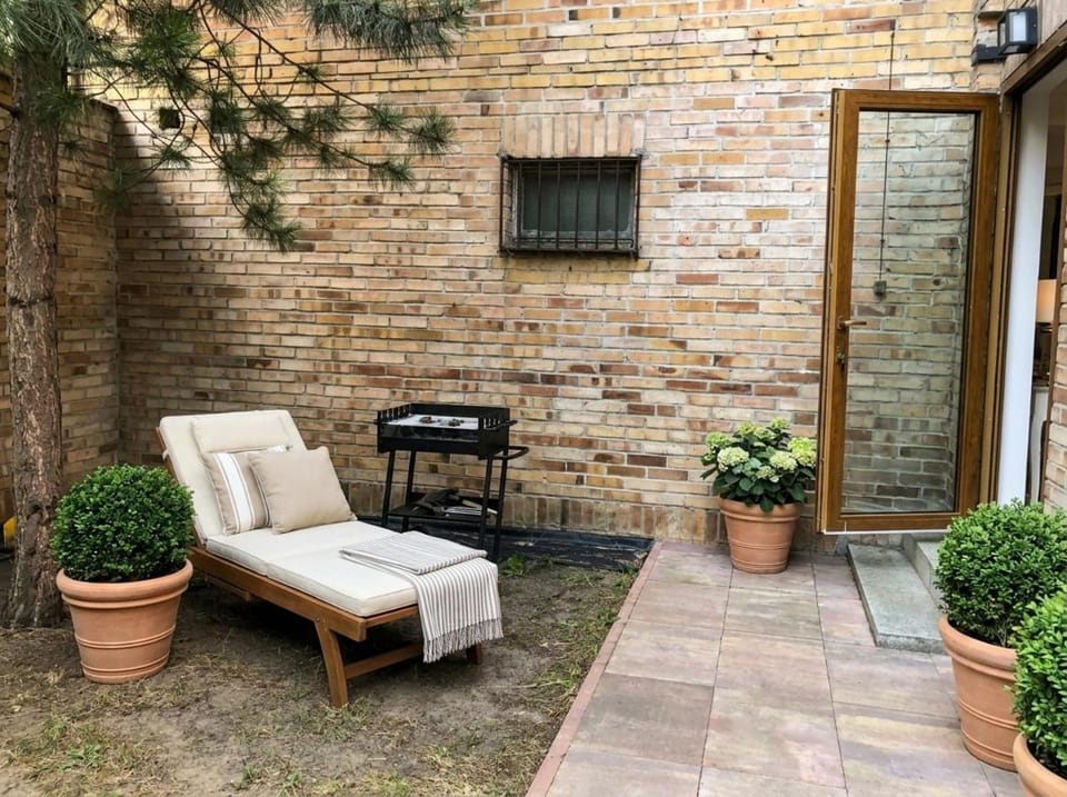 Property building, Patio, Spring, Day, Garden, Living room, Seating area, Garden view