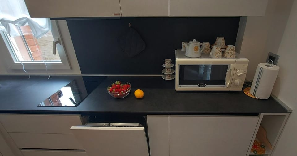 Coffee/tea facilities, Kitchen or kitchenette, stove