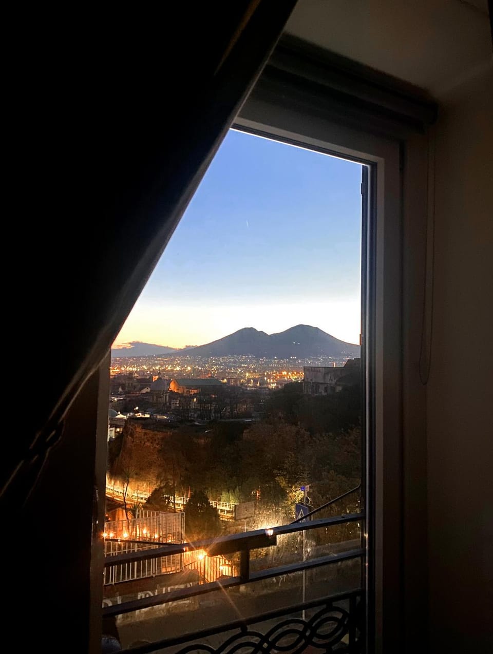 Finestra sull'Alba House in Naples
