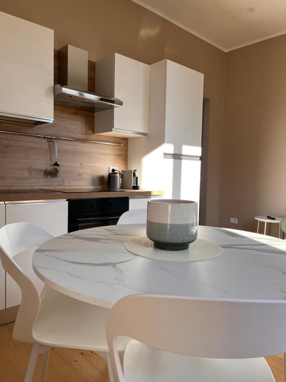 Kitchen or kitchenette, Dining area, stove