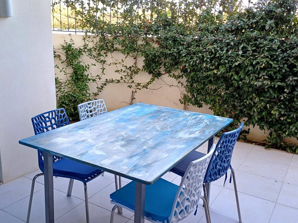 Patio, Day, Dining area