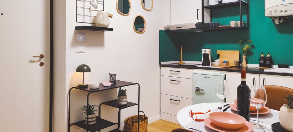 Coffee/tea facilities, Kitchen or kitchenette, Dining area, stove