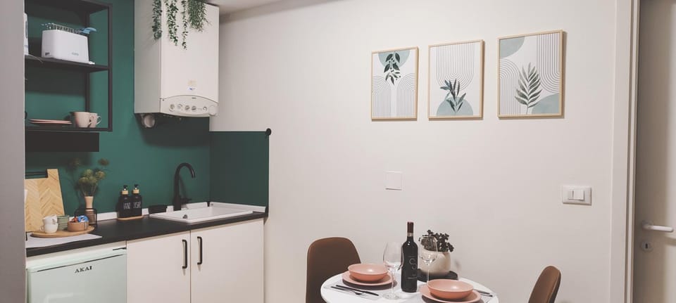 Kitchen or kitchenette, Dining area, stove