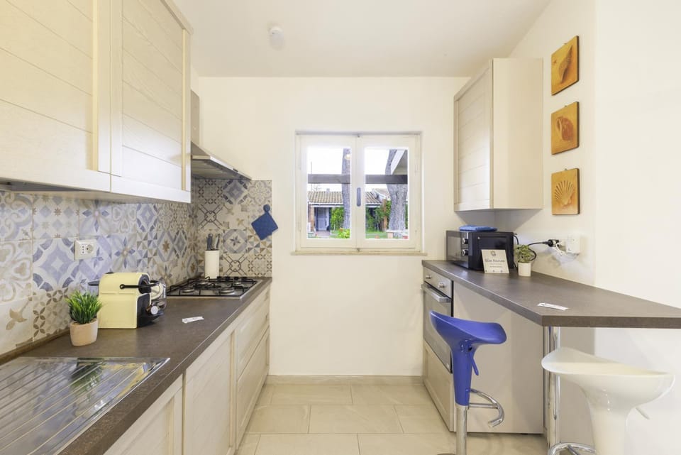 Kitchen or kitchenette, dishwasher, oven