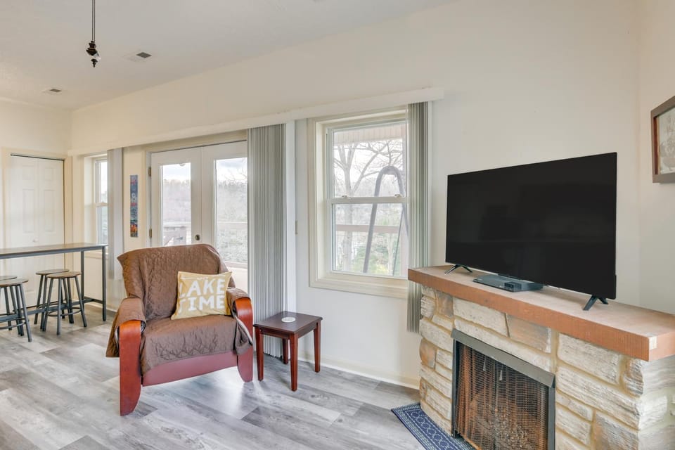 Apt w/ Lake Views - Day Trip to Virginia Tech! Apartment in Claytor Lake