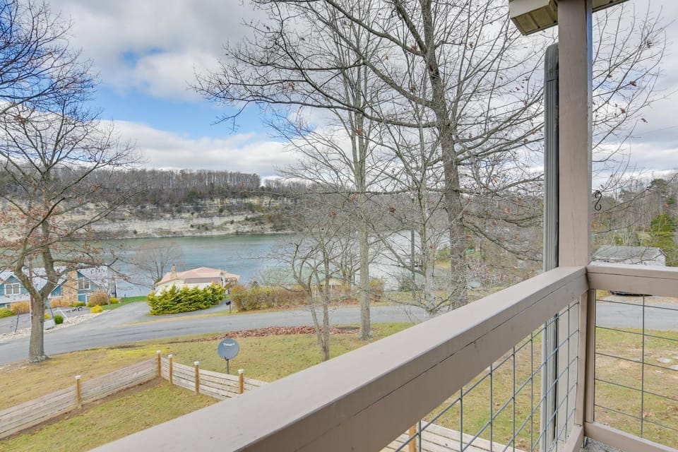 Apt w/ Lake Views - Day Trip to Virginia Tech! Apartment in Claytor Lake
