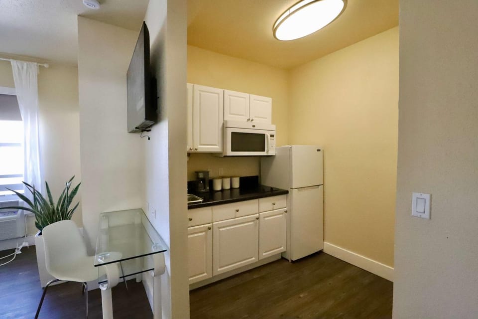 Kitchen or kitchenette, minibar