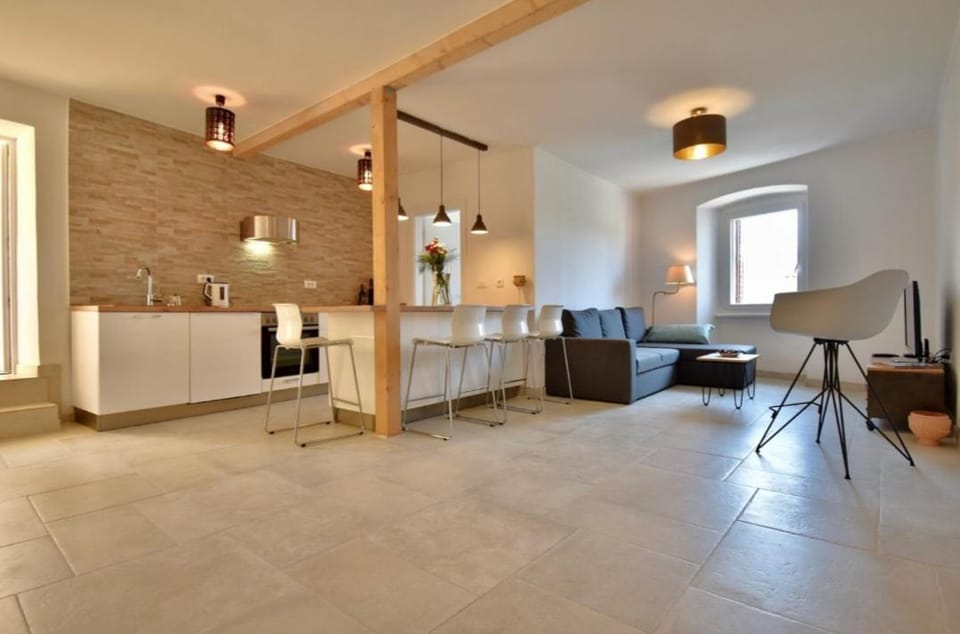 Kitchen or kitchenette, Living room, Seating area, Dining area