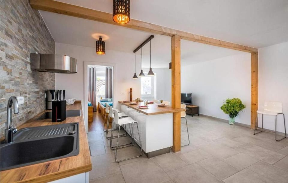 Kitchen or kitchenette, Dining area, minibar
