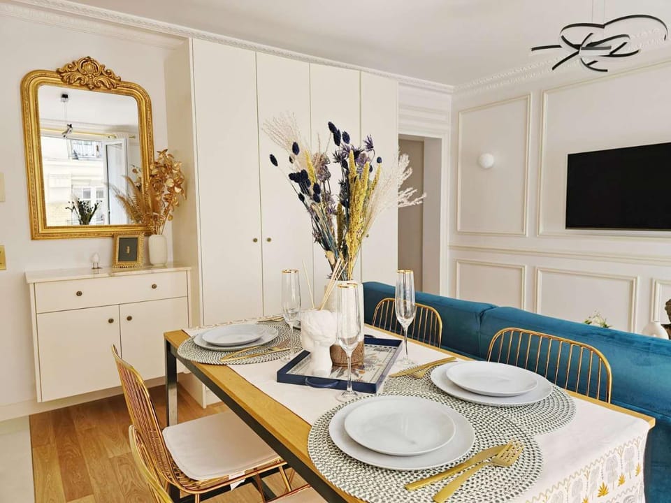 Communal lounge/ TV room, TV and multimedia, Living room, Seating area, Dining area, Evening entertainment