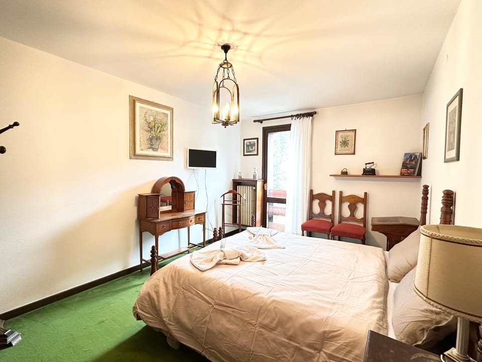 Bed, TV and multimedia, Living room, Photo of the whole room, Seating area, Bedroom