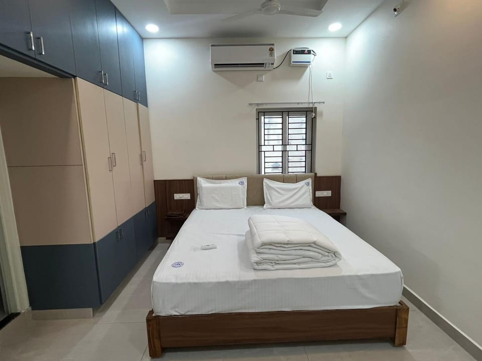 Bedroom, wardrobe, air conditioner