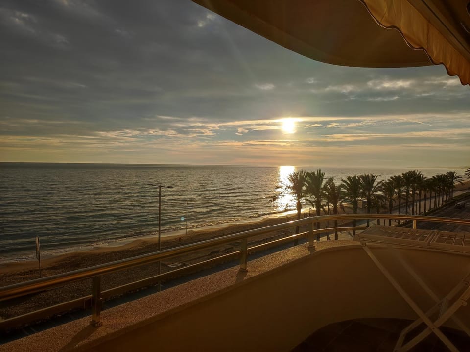 FRENTE AL MAR PARA 8 PERS con 4 HAB Apartment in Baix Penedès