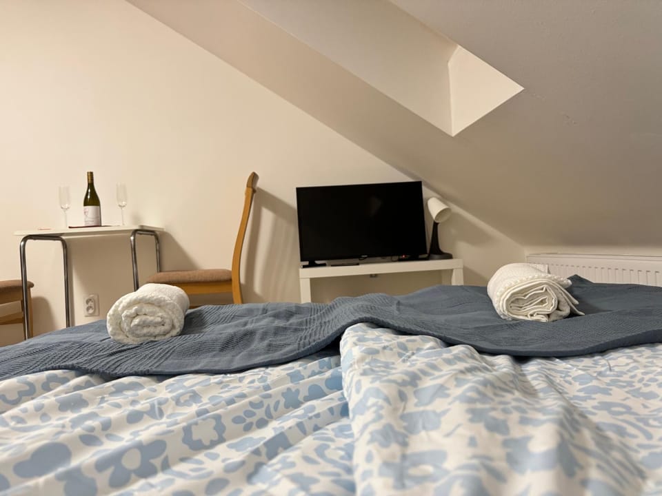 Bed, TV and multimedia, Photo of the whole room, Bedroom, towels