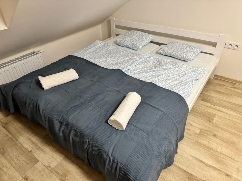 Bed, Photo of the whole room, Bedroom, towels