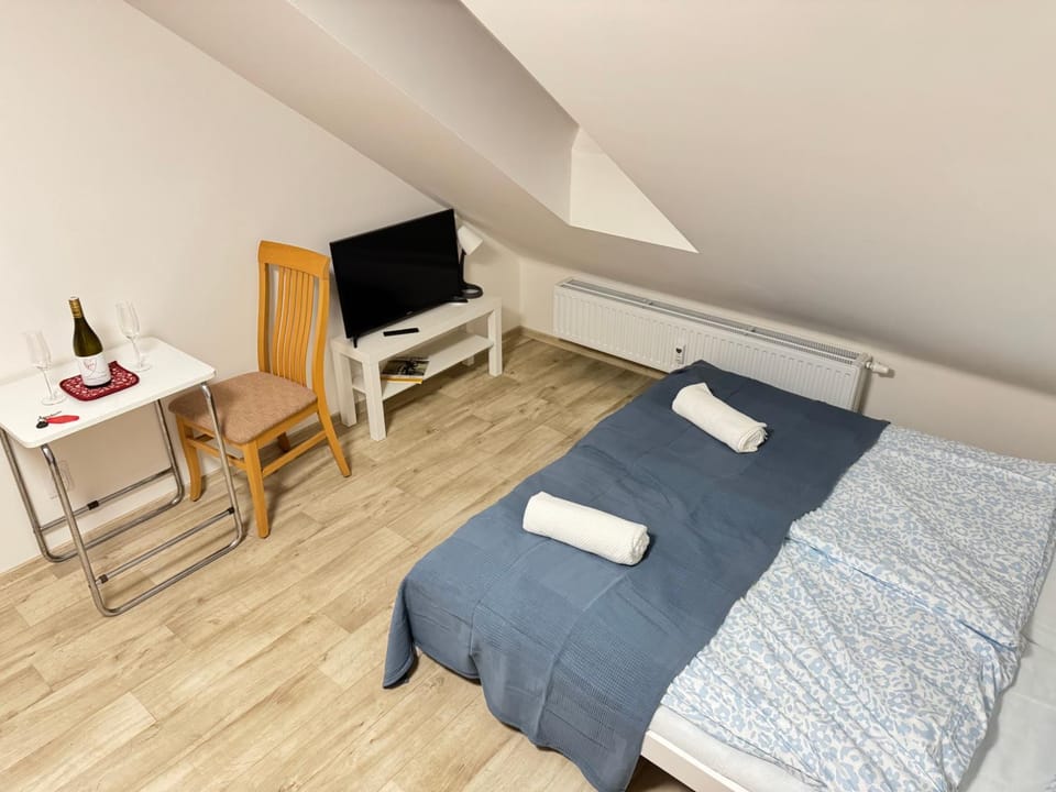 Bed, TV and multimedia, Photo of the whole room, Bedroom, towels