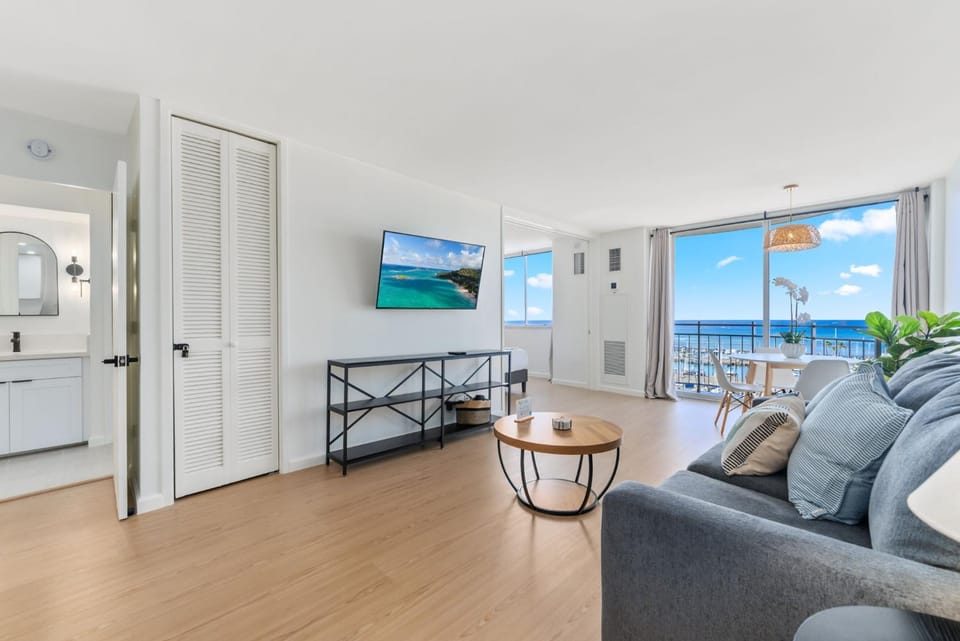 Natural landscape, TV and multimedia, Balcony/Terrace, Living room, Photo of the whole room, Seating area, Dining area, Sea view