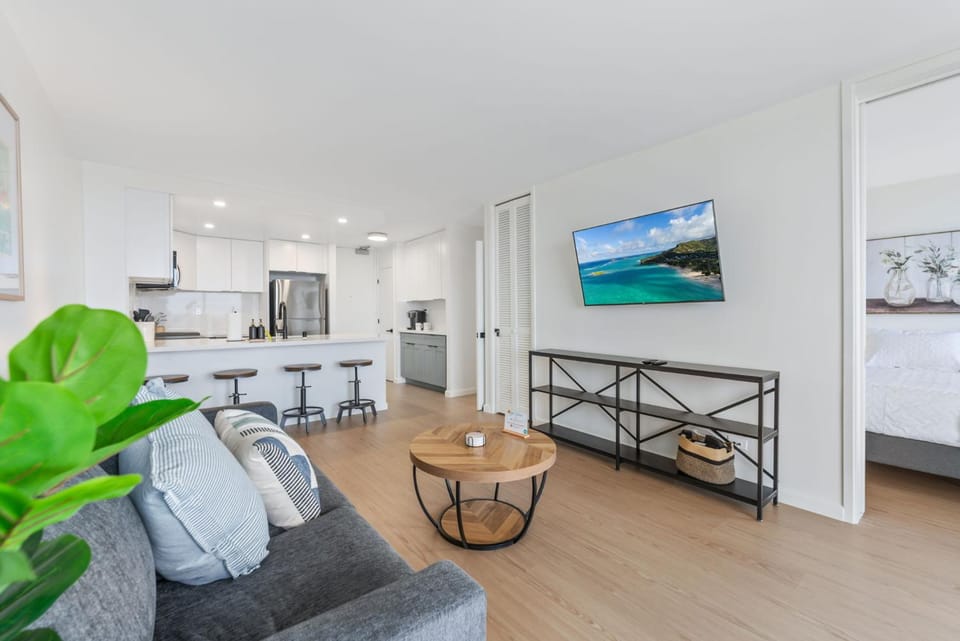 TV and multimedia, Kitchen or kitchenette, Living room, Seating area, Dining area