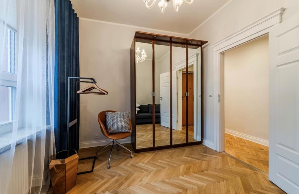 Bedroom, locker