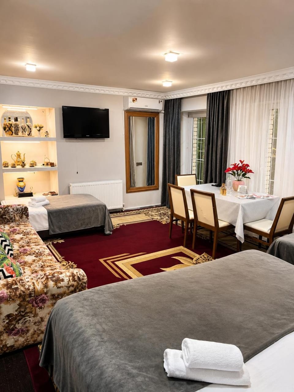 Bed, TV and multimedia, Photo of the whole room, Bedroom, towels